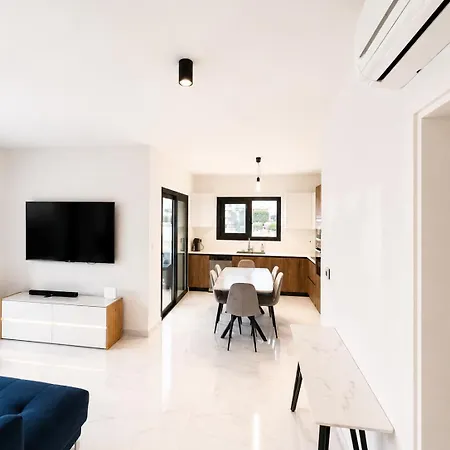 Modern 2br With Private Parking In *