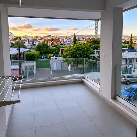 Modern 2br With Private Parking In * 利马索尔